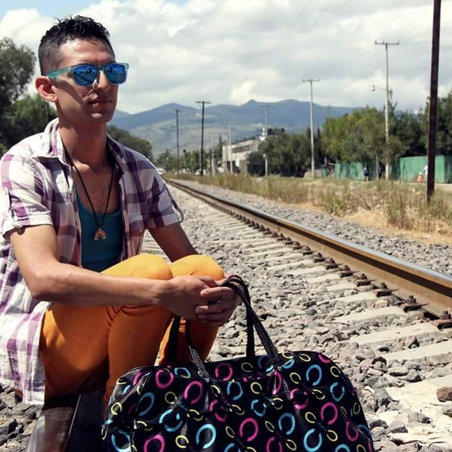 Hombre con gafas de sol

Descripción generada automáticamente con confianza baja