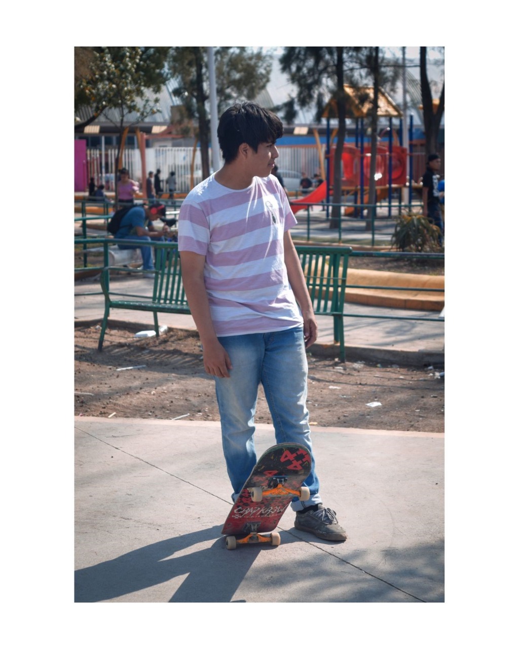 Un niño con una patineta Descripción generada automáticamente