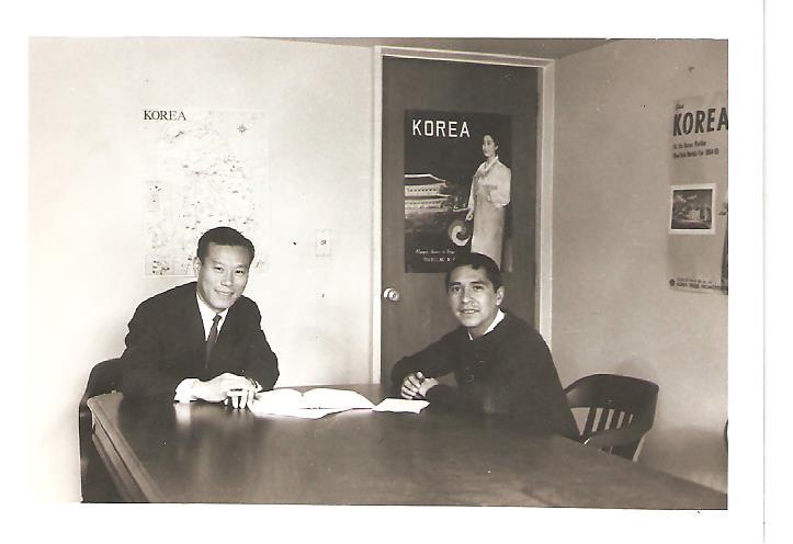 Foto en blanco y negro de una persona sentado en una mesa Descripción generada automáticamente con confianza baja