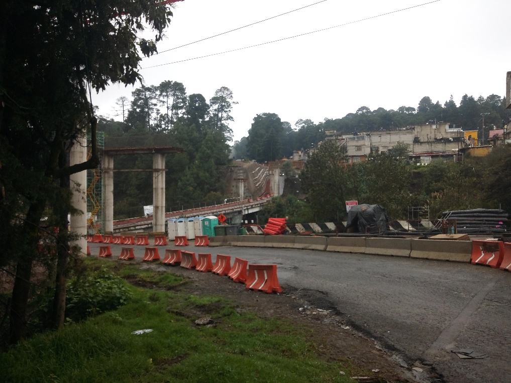 Tren de carga pasando por un camino El contenido generado por IA puede ser incorrecto.