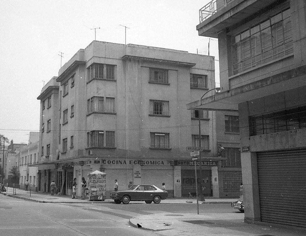 Foto en blanco y negro de una calle con edificios El contenido generado por IA puede ser incorrecto.