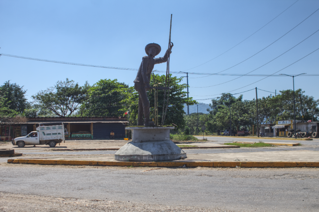 Imagen que contiene exterior, camino, calle, hombre Descripción generada automáticamente