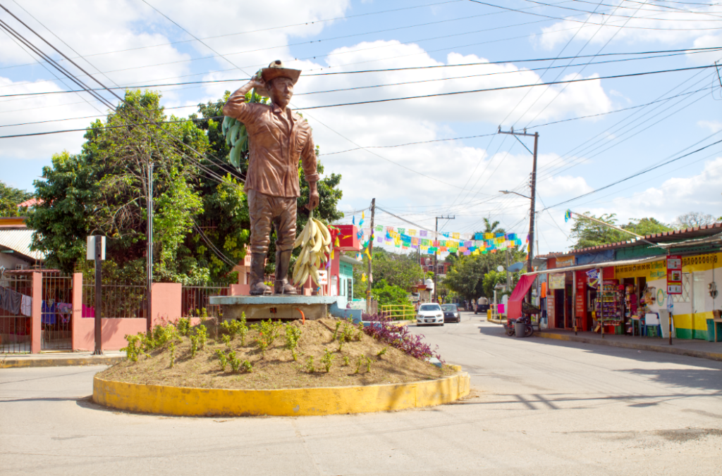Tren de carga pasando por una calle Descripción generada automáticamente con confianza baja