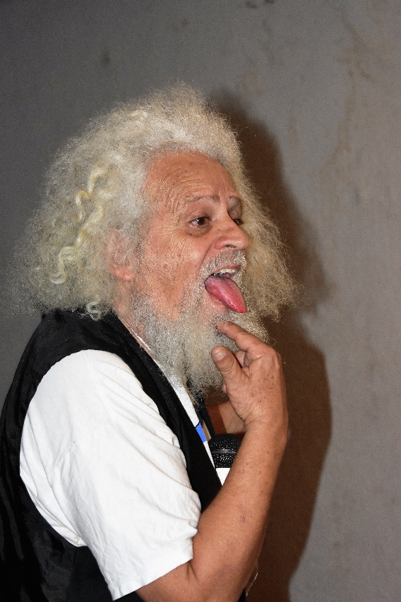 Cara de un hombre hablando por teléfono El contenido generado por IA puede ser incorrecto.