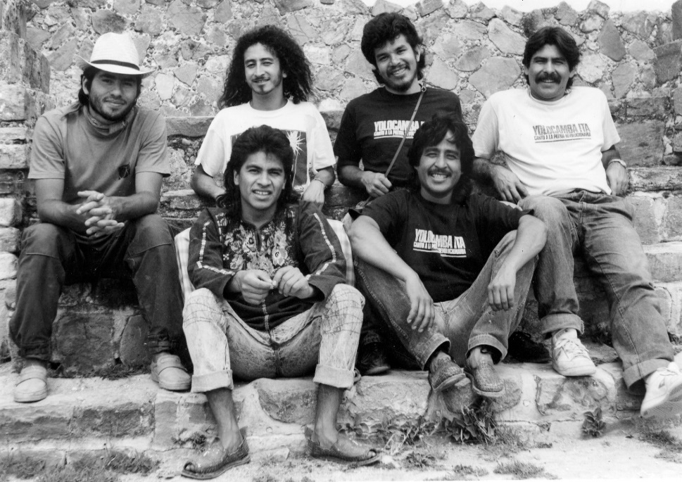 Foto en blanco y negro de un grupo de personas posando para una foto El contenido generado por IA puede ser incorrecto.