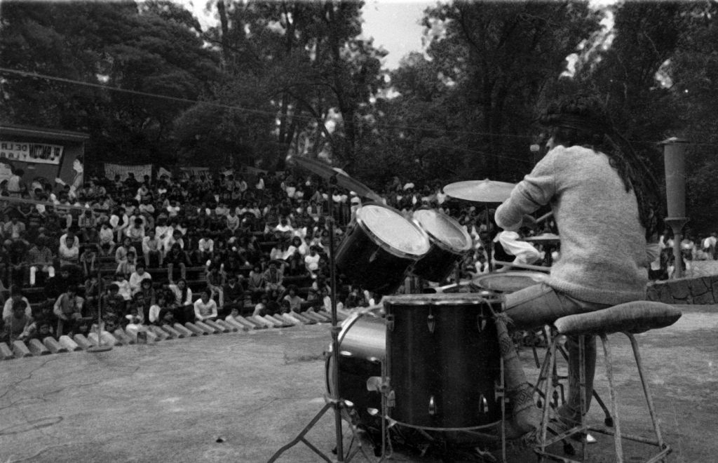 Foto en blanco y negro de un hombre sentado en una silla El contenido generado por IA puede ser incorrecto.