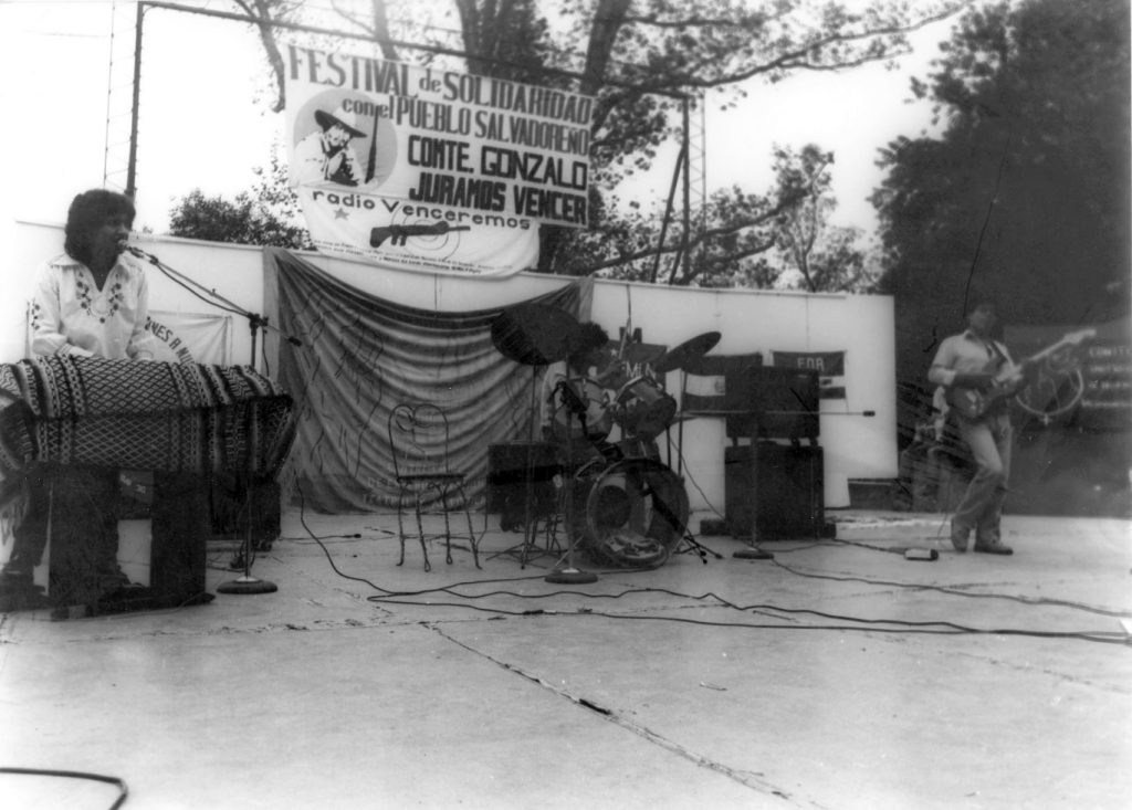 Imagen en blanco y negro de personas sentadas en una mesa El contenido generado por IA puede ser incorrecto.