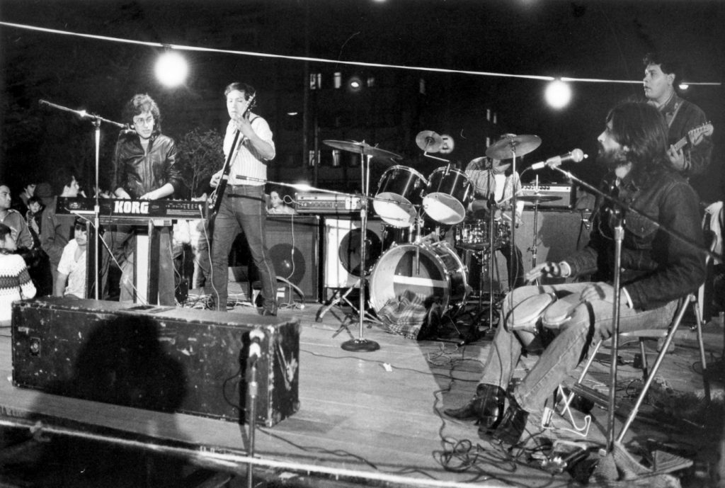 Imagen en blanco y negro de un grupo de personas con instrumentos musicales El contenido generado por IA puede ser incorrecto.