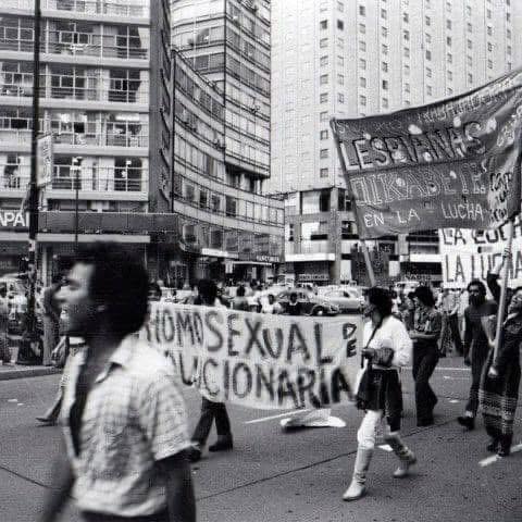 Imagen en blanco y negro de un grupo de personas caminando en la calle El contenido generado por IA puede ser incorrecto.