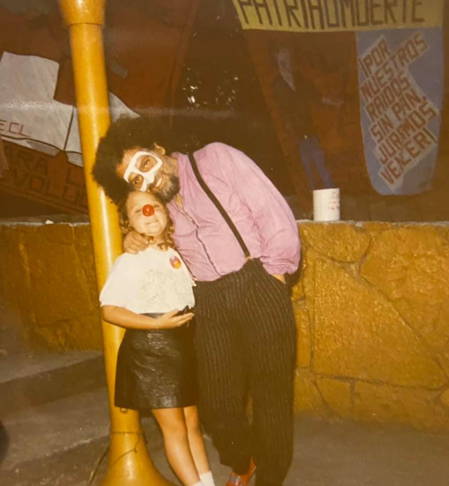 Imagen que contiene edificio, exterior, calle, parado El contenido generado por IA puede ser incorrecto.