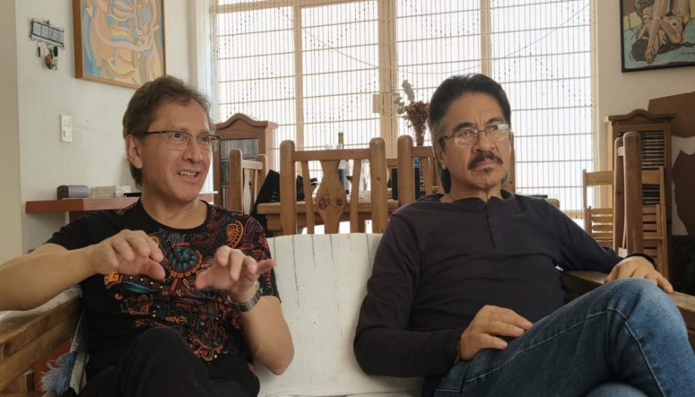 Un par de hombres sentados en un sofá El contenido generado por IA puede ser incorrecto.