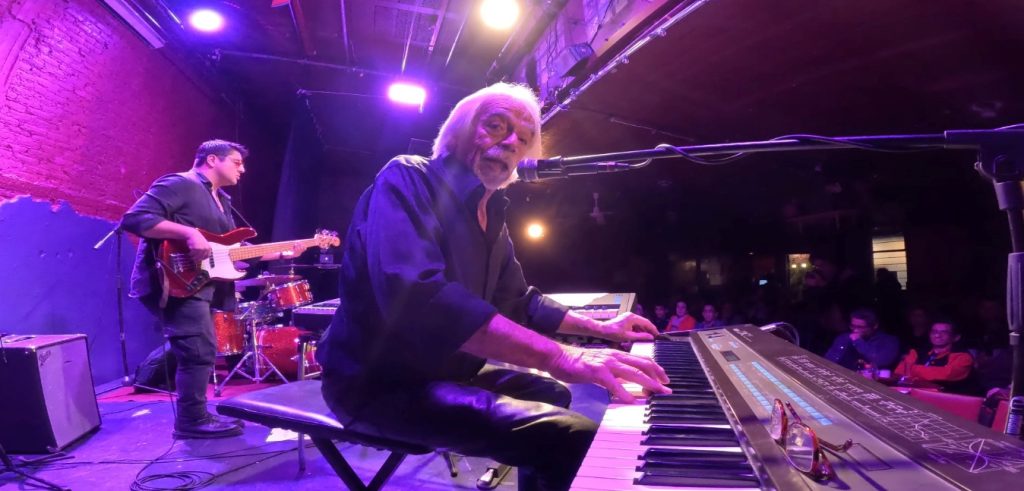 Un par de personas con instrumentos musicales en un escenario El contenido generado por IA puede ser incorrecto.