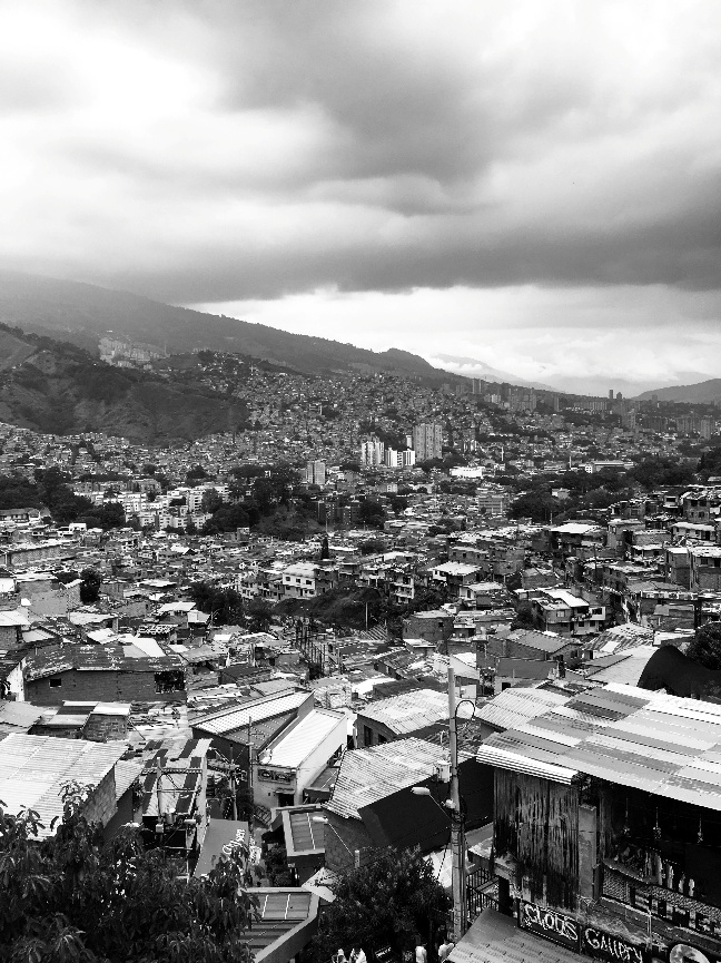 Imagen en blanco y negro de una ciudad
El contenido generado por IA puede ser incorrecto.