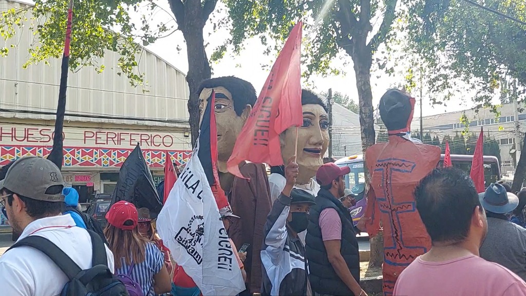 Un grupo de personas en la calle
El contenido generado por IA puede ser incorrecto.