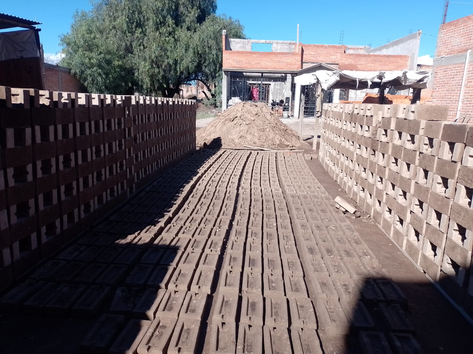 Vista de cerca de un edificio

El contenido generado por IA puede ser incorrecto.