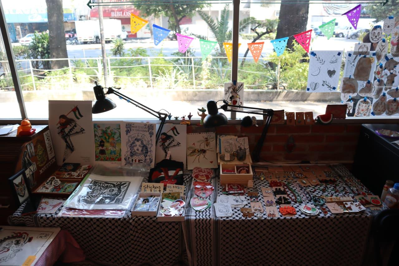 A table with art items on it

AI-generated content may be incorrect.