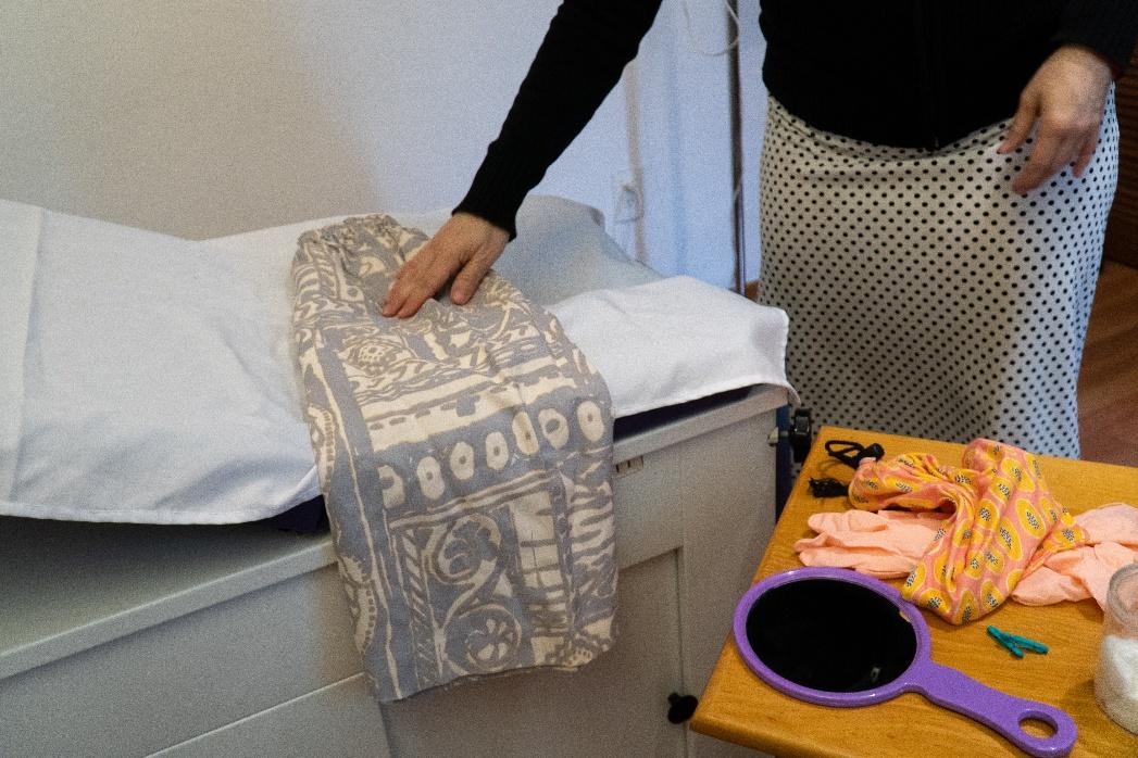 Mujer sentada en una cama

El contenido generado por IA puede ser incorrecto.