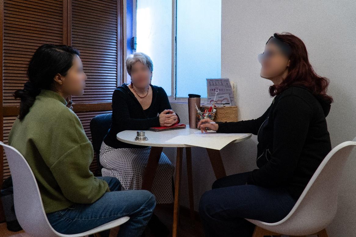 Un grupo de personas sentadas en un escritorio

El contenido generado por IA puede ser incorrecto.