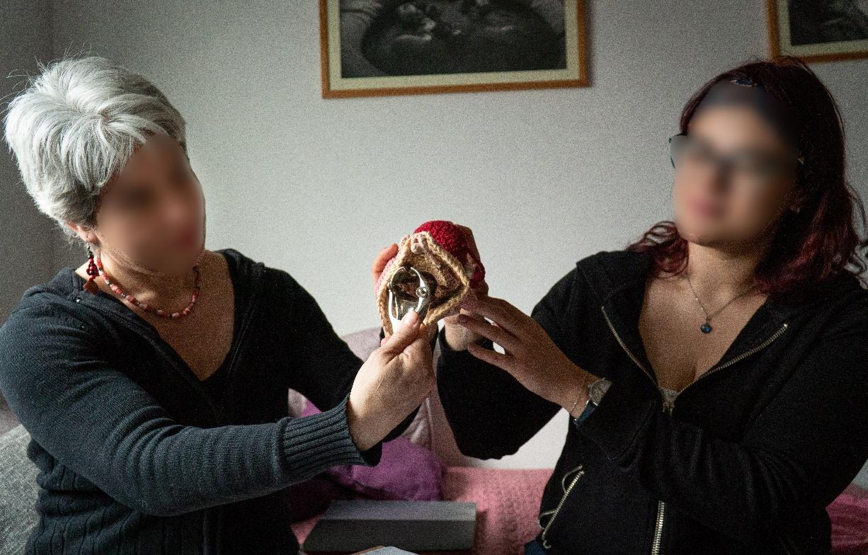 Un par de personas sentadas en una mesa

El contenido generado por IA puede ser incorrecto.