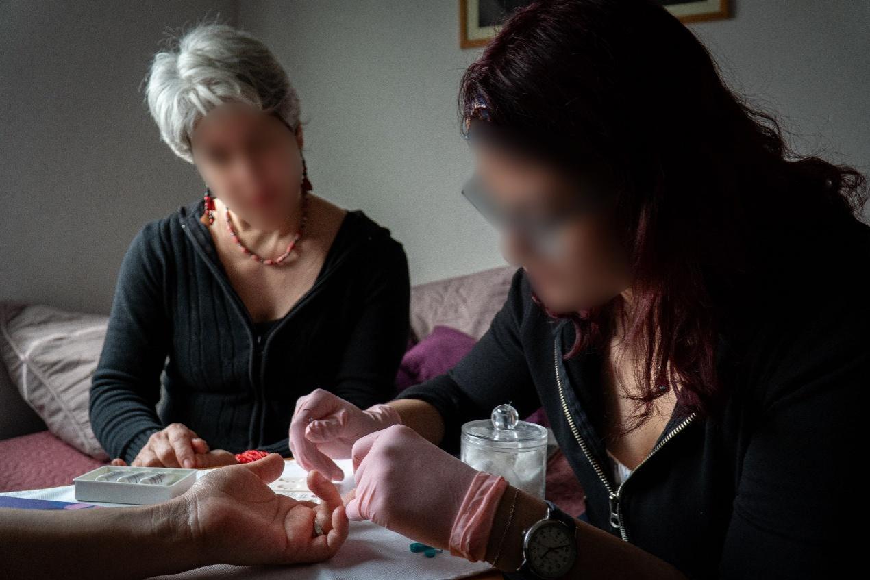 Un par de personas sentadas en una mesa

El contenido generado por IA puede ser incorrecto.